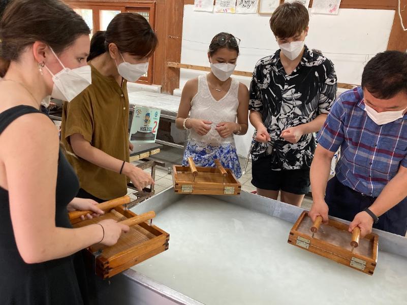 Mari Fox-Harwood and her fellow students taking part in a Ceramic Art class at the Hanyang International Summer School
